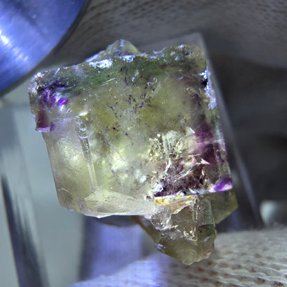 Spécimen de cube de fluorite fantôme zonal, jaune violet vert Okorusu, Namibie 21*17*14mm 
