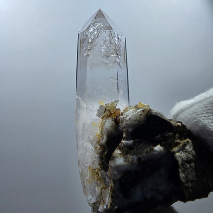 Quartz fumé fantôme, calcite UV sur matrice, spécimen Valentine Pocket Gobobs. Namibie, 68 x 59 x 45 mm. 