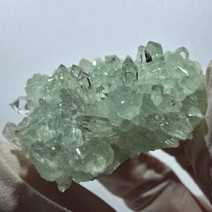 Spécimen de quartz, préhnite et calcite en forme d'étoile, mine Streep, Goboboseb, Namibie, 44 x 40 x 16 mm 