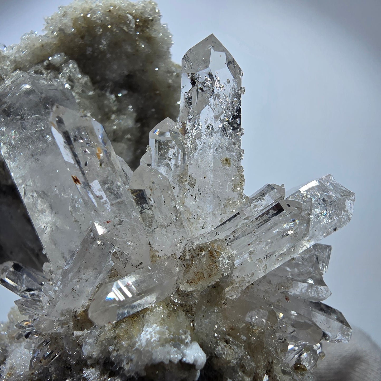 XL Phantom Smoky Quartz DT, calcite UV sur matrice Valentine Pocket, Namibie 166 x 81 x 47 mm 
