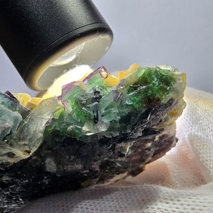 Grande fluorite fantôme, tourmaline schol, hyalite, muscovite, quartz fumé, Erongo, Namibie, 93 x 74 x 24 mm 
