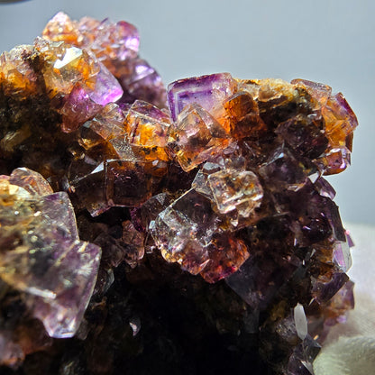 Grand spécimen de cube de fluorite fantôme, vert, jaune, violet, Okorusu, Namibie, 110 x 66 x 50 mm 