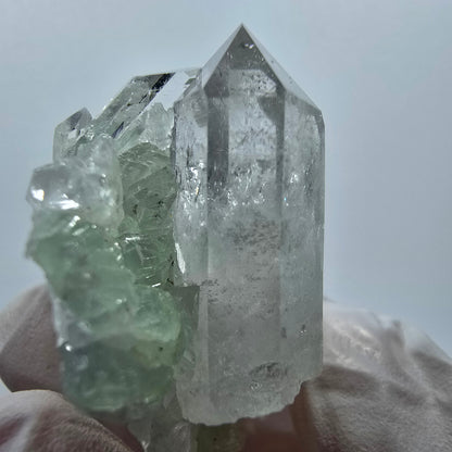 Spécimen de quartz clair, de préhnite et de calcite Streep Mine, Goboboseb, Namibie 49*38*23 mm 