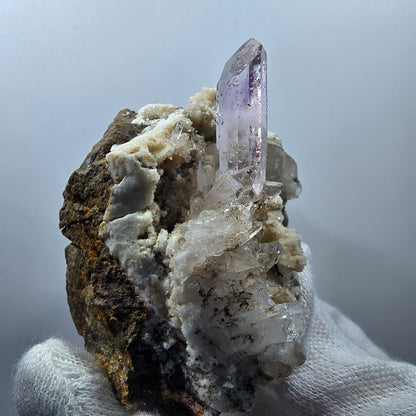 Améthyste Fantôme Harlequin, calcite UV sur matrice Valentine Pocket Gobob. Namibie 78 x 65 x 46 mm 