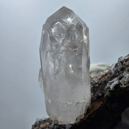 Quartz fumé fantôme hématite, calcite UV sur matrice Valentine Pocket Gob. Namibie 82 x 57 x 53 mm 