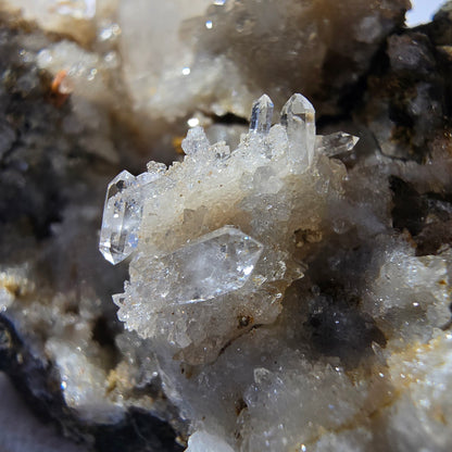 Quartz fumé fantôme DT, calcite UV sur matrice, spécimen Valentine Pocket, Namibie, 103 x 51 x 30 mm 