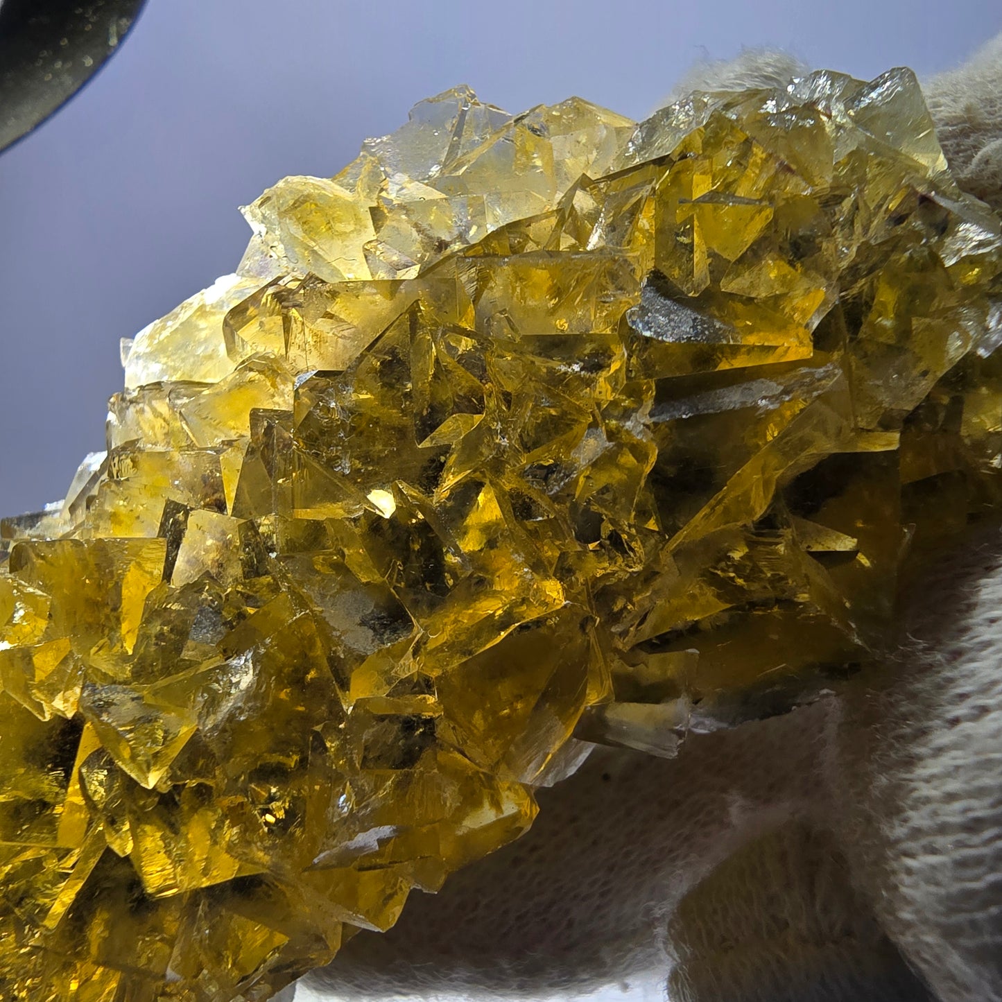 Grand spécimen de cube de fluorite fantôme, poche jaune miel, Okorusu, Namibie, 101 x 30 x 34 mm 