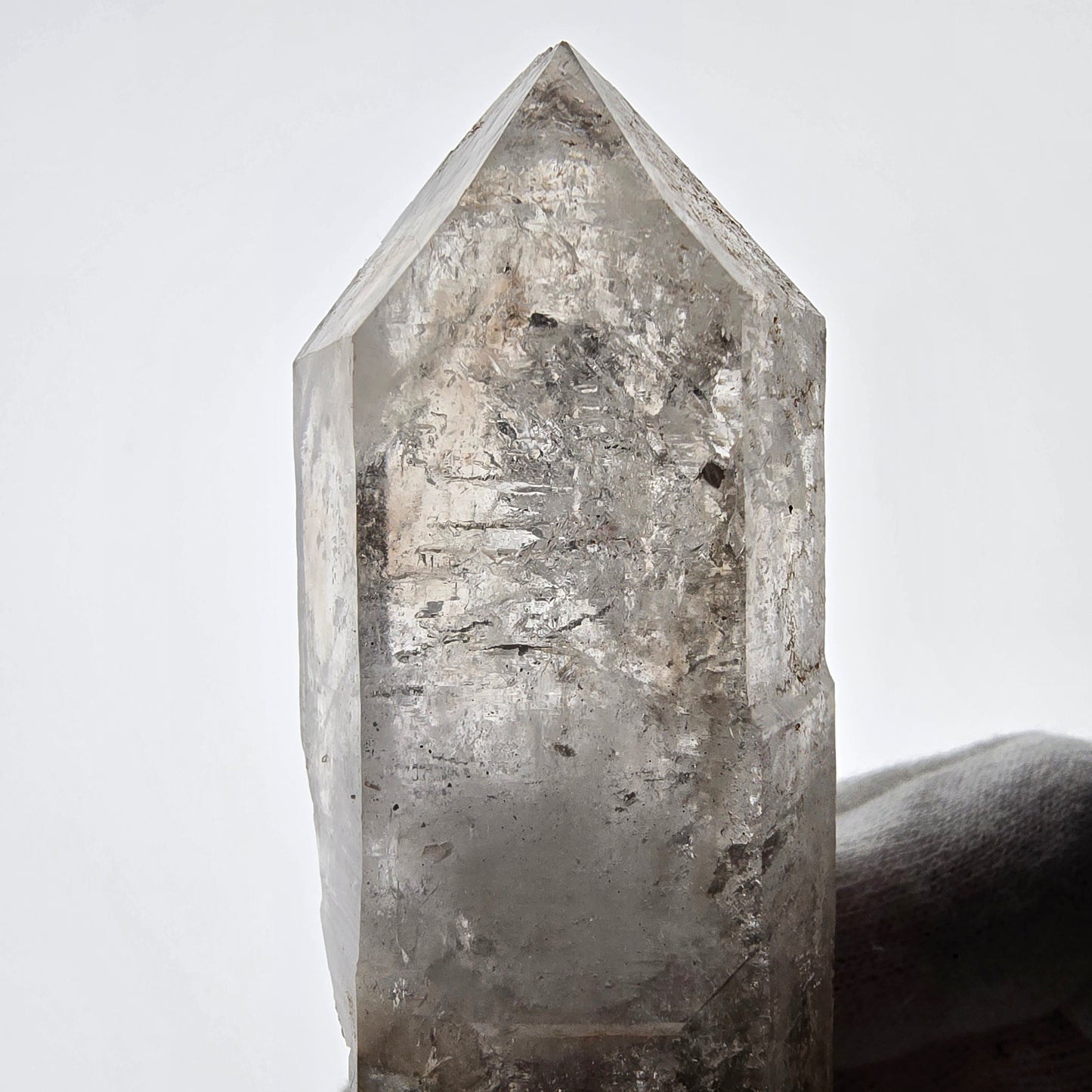 Sceptre DT en quartz fumé squelette Enhydro, poche Valentine en calcite UV, Namibie 105 x 34 x 23 mm 