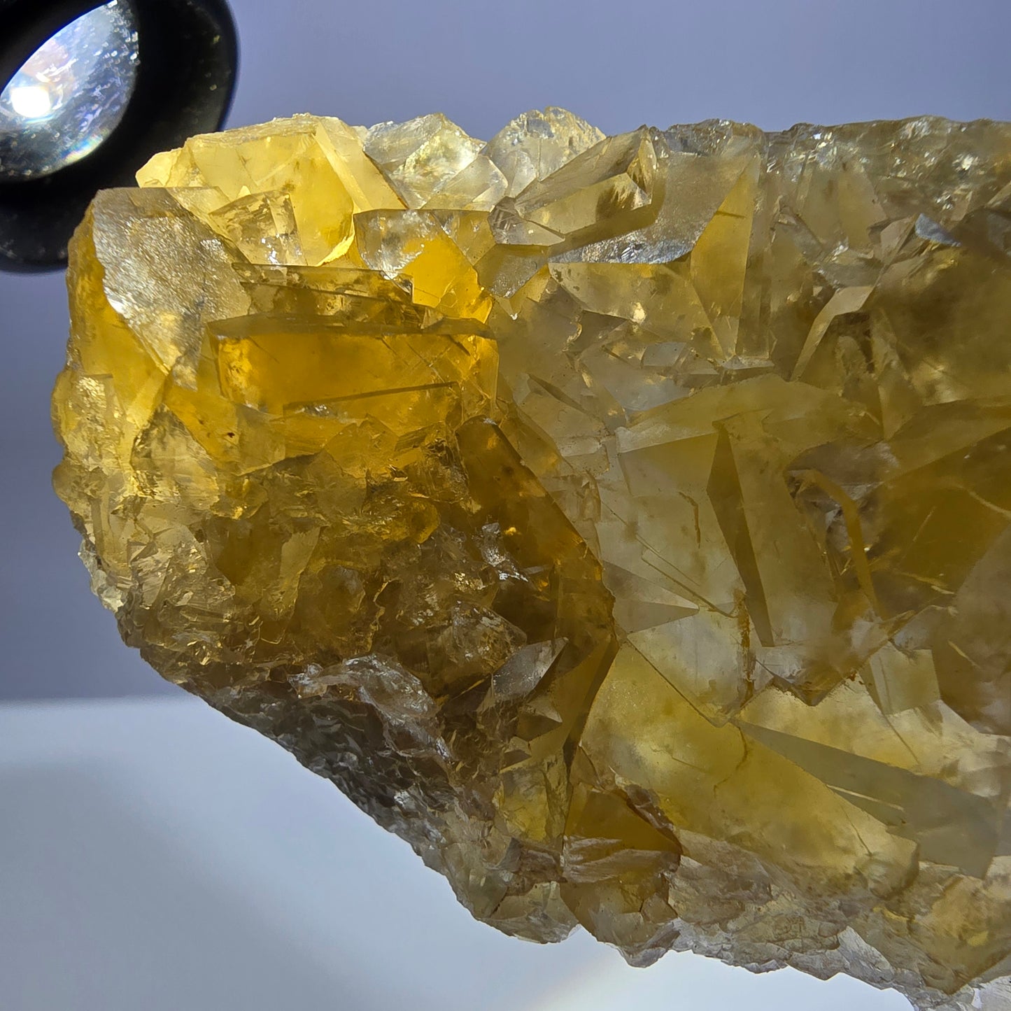 Grand spécimen de cube de fluorite fantôme, poche jaune miel, Okorusu, Namibie, 124 x 48 x 26 mm 