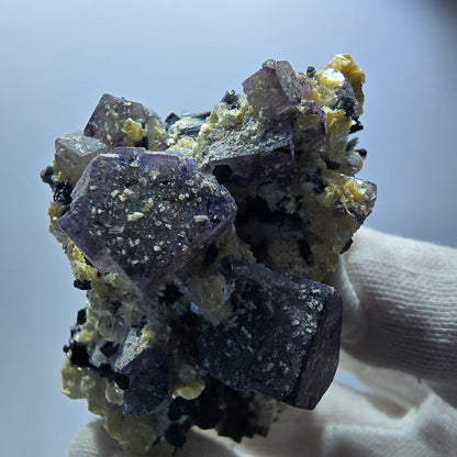 Fluorite fantôme colorée, tourmaline schol, hyalite, quartz fumé, muscovite, Erongo, Namibie, 78 x 70 x 48 mm 