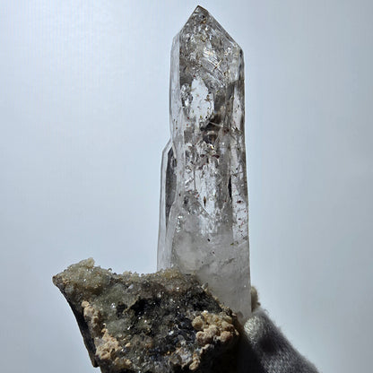Quartz fumé Harlequin DT, calcite UV sur matrice, spécimen Valentine Pocket, Namibie, 96 x 46 x 53 mm 