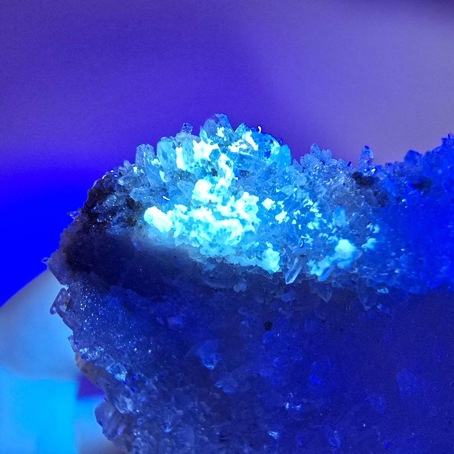 Quartz fumé fantôme DT, calcite UV sur matrice, spécimen Valentine Pocket, Namibie, 67 x 44 x 24 mm 