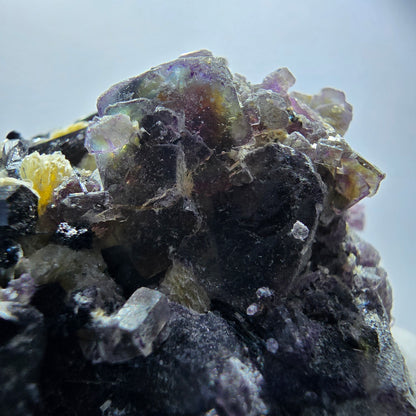 Fluorite fantôme colorée, hyalite, tourmaline schol, muscovite, Erongo, Namibie, 80 x 46 x 60 mm 
