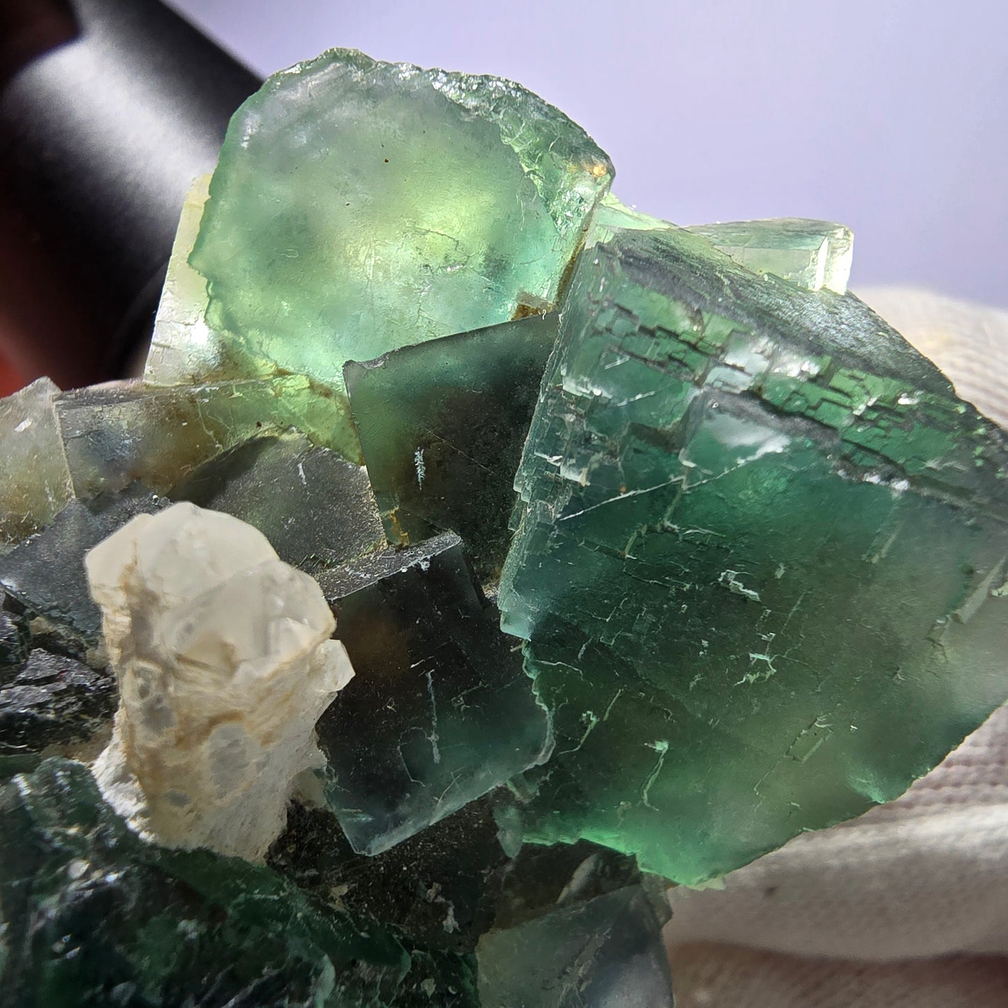 Cube de fluorite fantôme, marches en quartz parquetées Okorusu Namibie 61 x 49 x 36 mm 