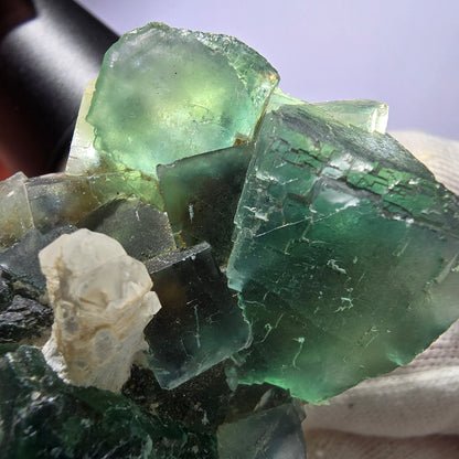 Cube de fluorite fantôme, marches en quartz parquetées Okorusu Namibie 61 x 49 x 36 mm 
