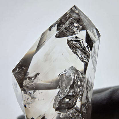 Sceptre en quartz fumé Window Phantom, calcite UV Valentine Pocket Goboboseb Namibie 90 x 38 x 25 mm 
