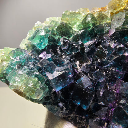 Grand spécimen de cube de fluorite fantôme vert bleu violet Okorusu, Namibie 104*60*28mm 