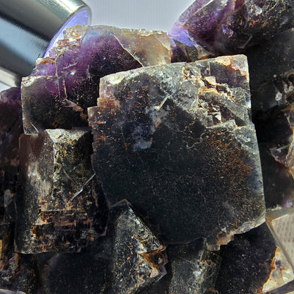 Spécimen de cube de fluorite fantôme, violet, rouge et bleu, Okorusu, Namibie, 91 x 58 x 22 mm 