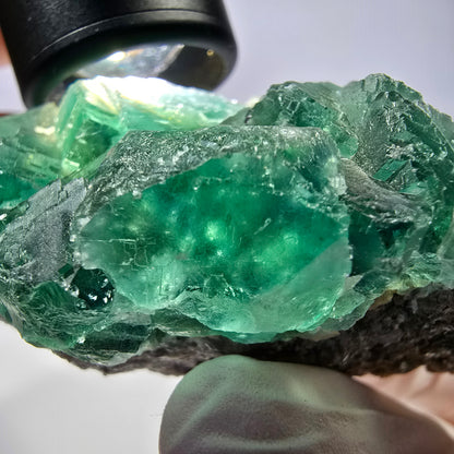 Spécimen de cube de fluorite fantôme transparente, vert parqueté, Okorusu, Namibie, 77 x 54 x 38 mm 