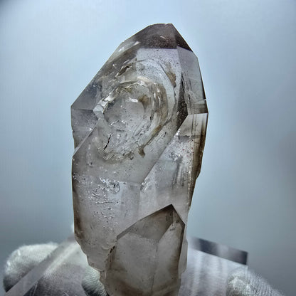 Quartz fumé fantôme transparent, pointe de sceptre, Goboboseb, Namibie, 60 x 28 x 22 mm 