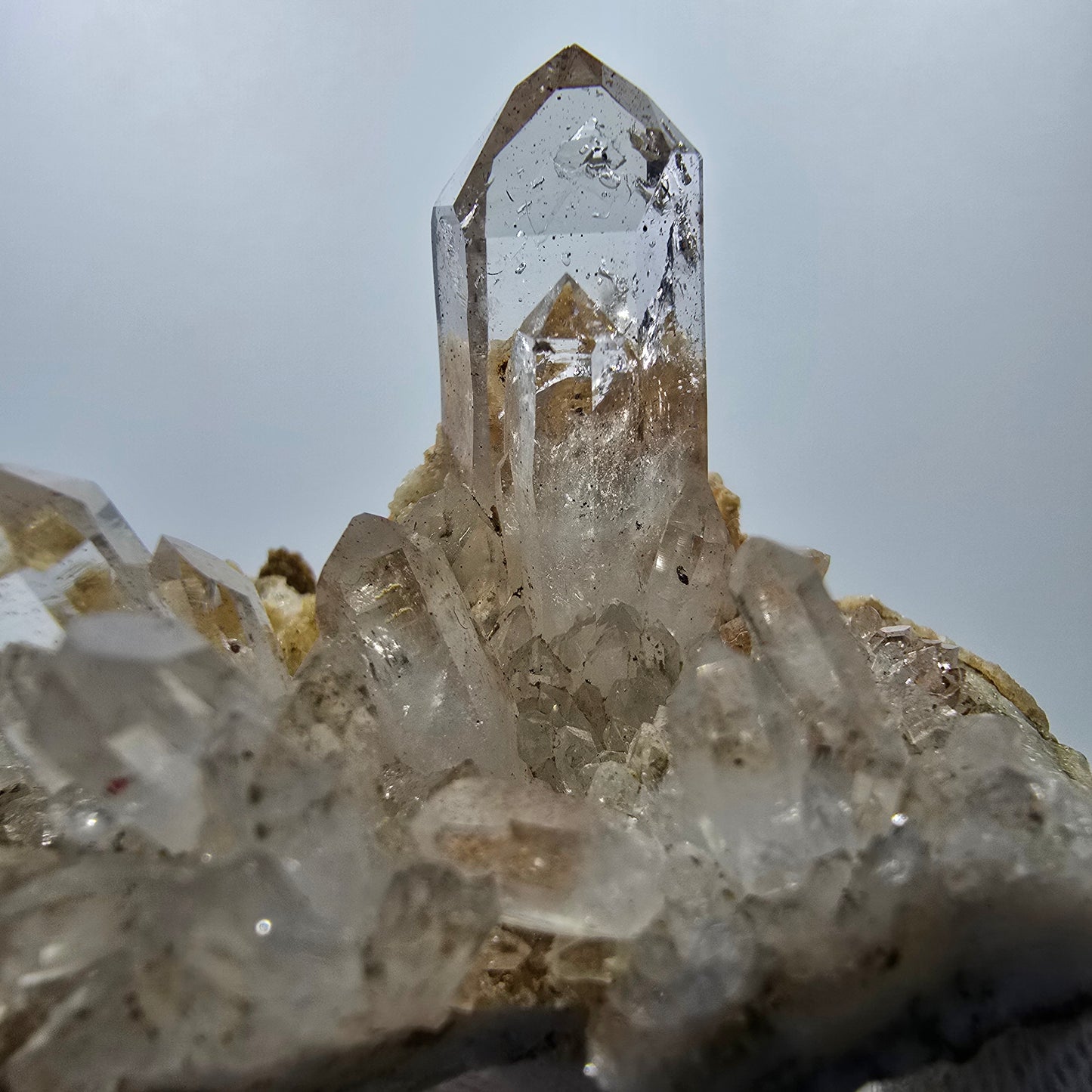 Enhydro Harlequin Quartz fumé, calcite UV Stage Valentine Pocket Goboboseb Namibie 55*36*35mm 