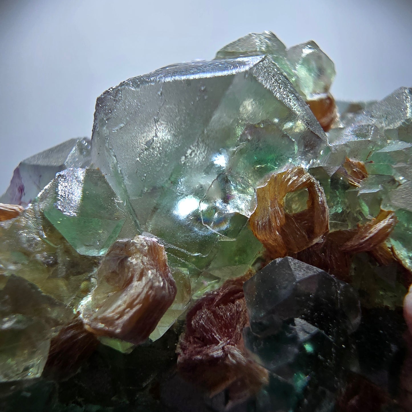 Phantom Fluorit Würfel, Hyalit, Muskovit (UV) Stufe Erongo, Namibia 70*63*36mm