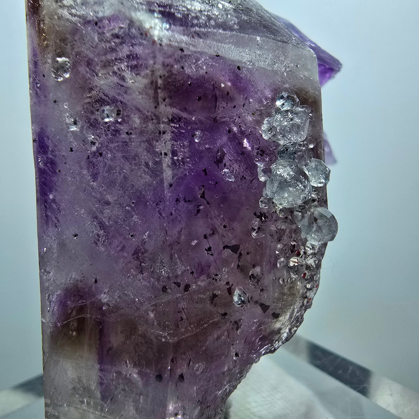 Harlekin Phantom Amethyst mit Analcim Stufe Streep Mine Gobob Namibia 66*54*35mm