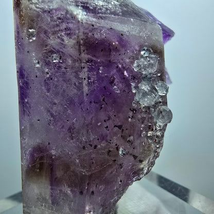 Harlekin Phantom Amethyst mit Analcim Stufe Streep Mine Gobob Namibia 66*54*35mm