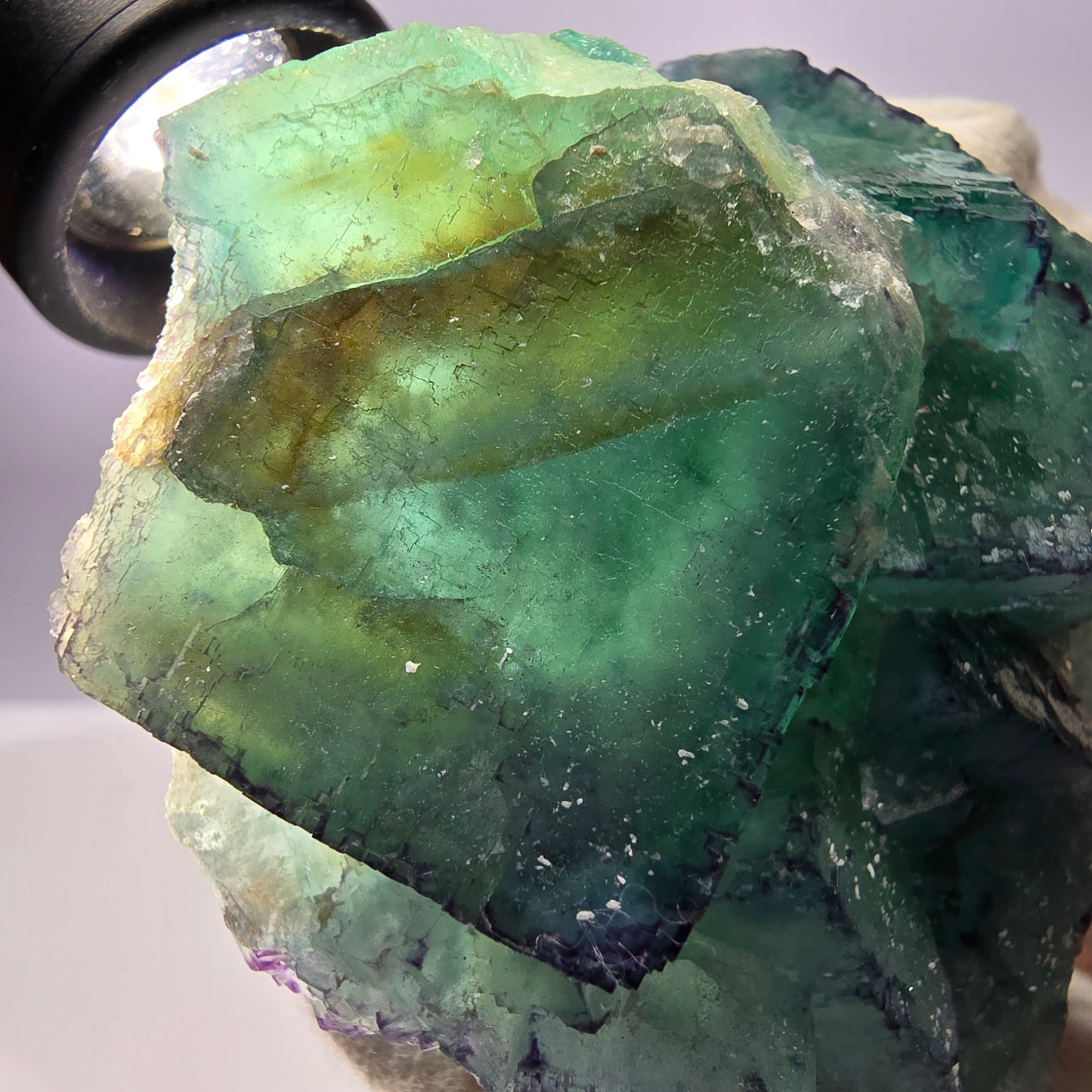 Grand spécimen de cube de fluorite fantôme, parqueté zonal Okorusu Namibie 78*76*33mm 