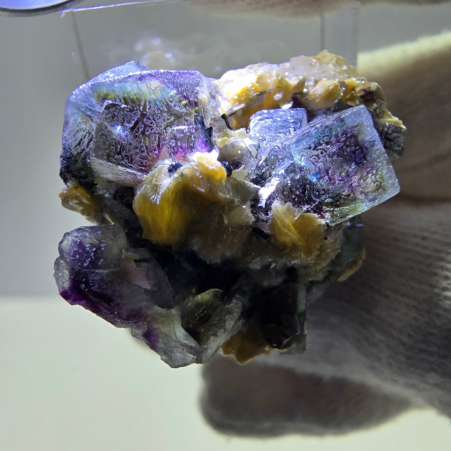 Fluorite fantôme colorée, tourmaline schol, muscovite, hyalite, Erongo, Namibie, 32 x 27 x 20 mm 