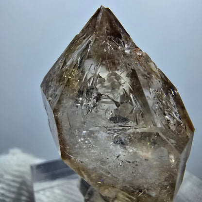 Sceptre en quartz fumé fantôme transparent, DT Point, Goboboseb, Namibie, 29 x 22 x 16 mm 