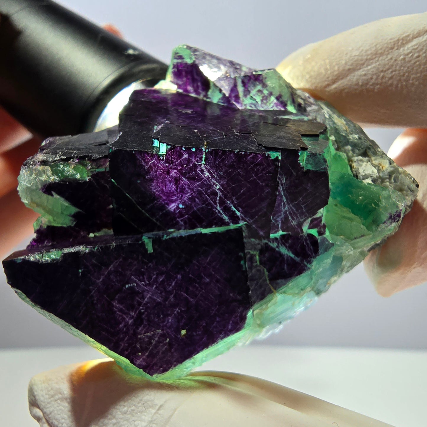 Spécimen de cube de fluorite fantôme vert violet zonal 11:11 Angel Pocket, Namibie 52*46*25mm 