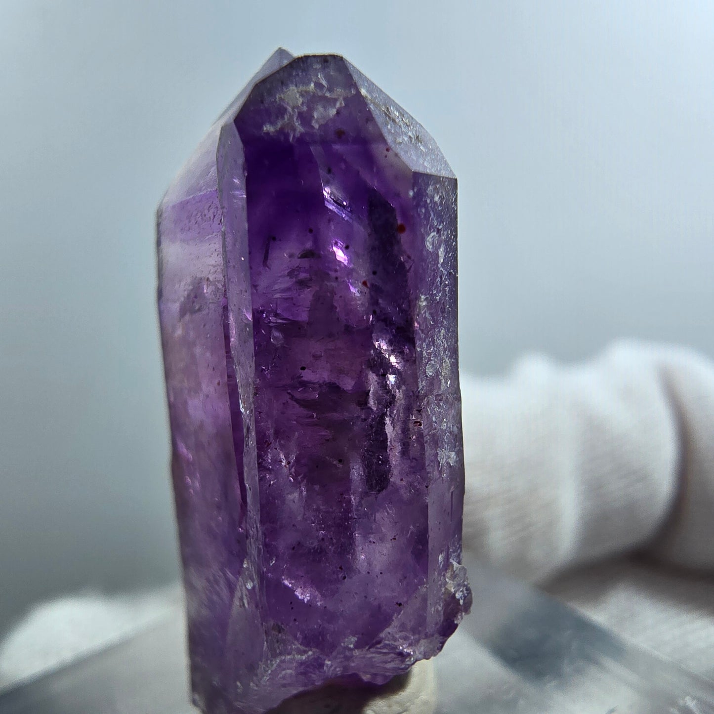 Pointe de sceptre en améthyste fantôme rare de Goboboseb, Namibie, 30 x 15 x 9 mm 