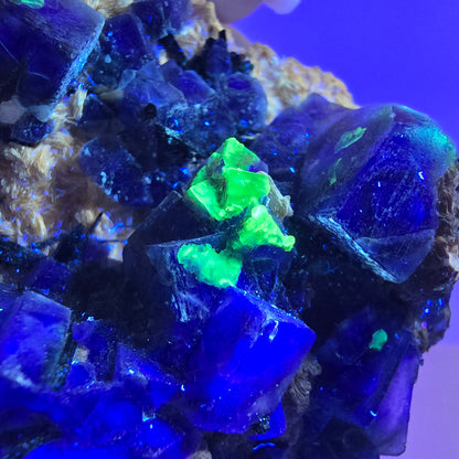 Fluorite fantôme colorée, tourmaline schol, hyalite, muscovite, Erongo, Namibie, 72 x 70 x 35 mm 