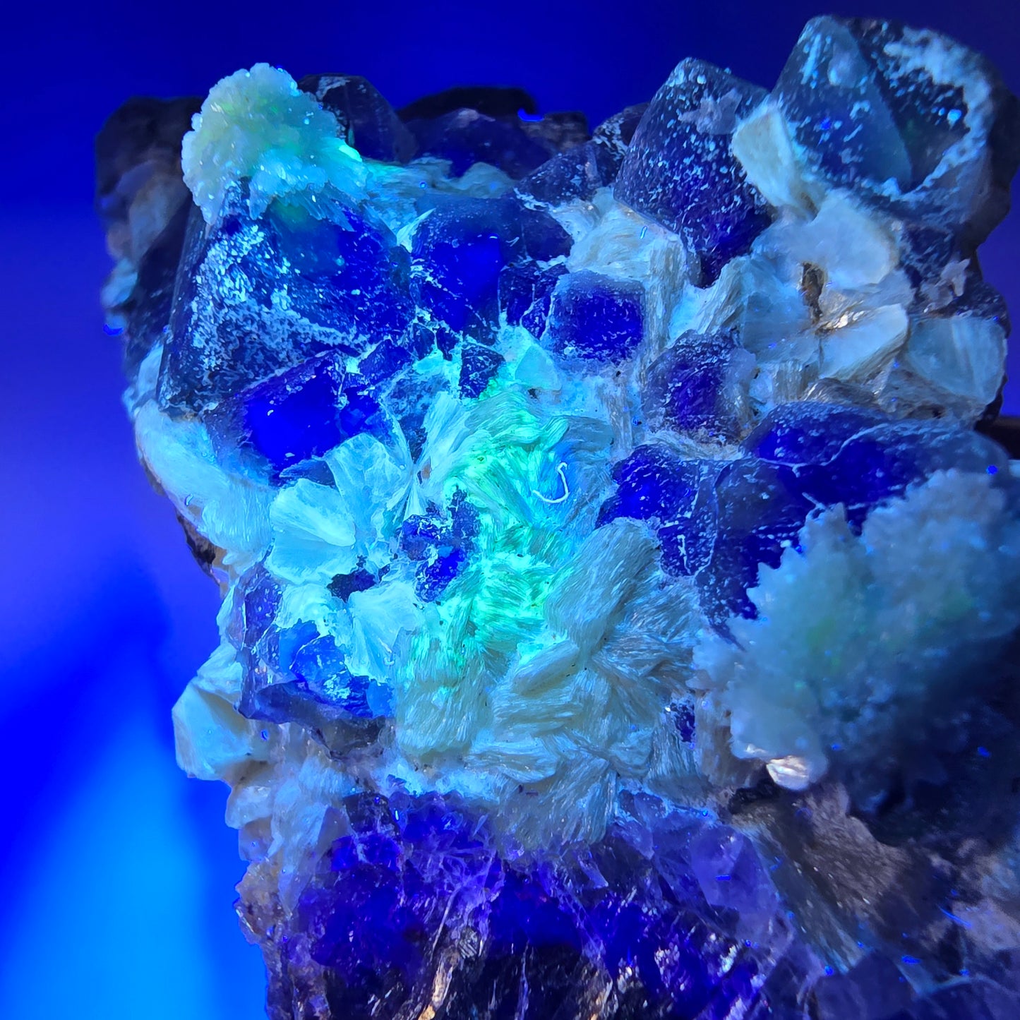 Rares cubes de fluorite fantôme, hyalite et spécimen de muscovite, Erongo, Namibie, 69 x 51 x 47 mm 