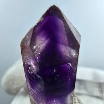 Pointe de sceptre en améthyste fantôme rare à Goboboseb, Namibie, 26 x 12 x 10 mm 