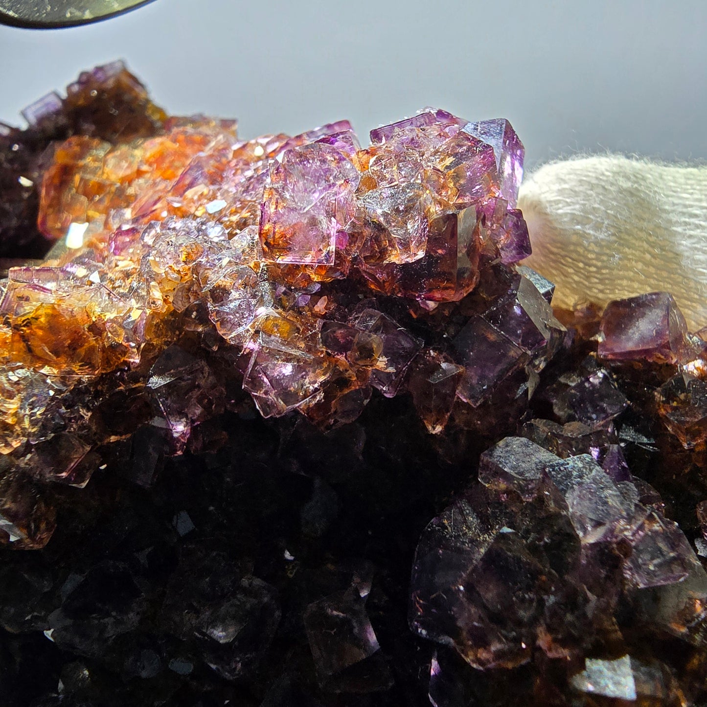 Grand spécimen de cube de fluorite fantôme, vert, jaune, violet, Okorusu, Namibie, 110 x 66 x 50 mm 