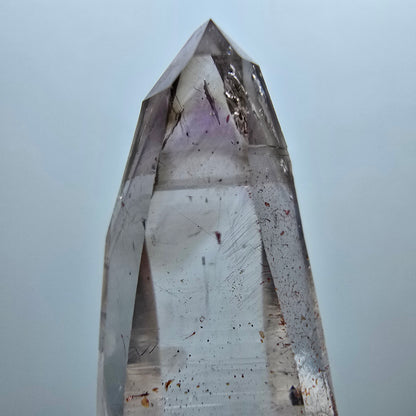 Pointe de sceptre en quartz fumé fantôme lémurien, Goboboseb, Namibie, 39 x 15 x 11 mm 