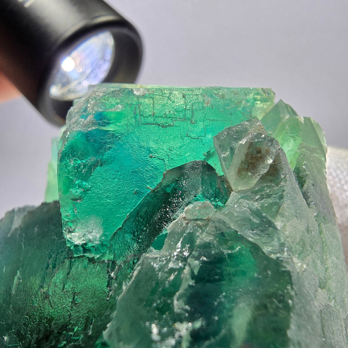 Rare spécimen de cube de fluorite fantôme, parqueté vert Okorusu, Namibie, 77 x 73 x 27 mm 