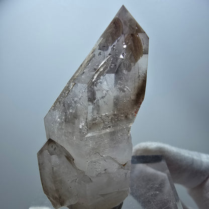 Quartz fumé fantôme transparent, pointe de sceptre, Goboboseb, Namibie, 60 x 28 x 22 mm 