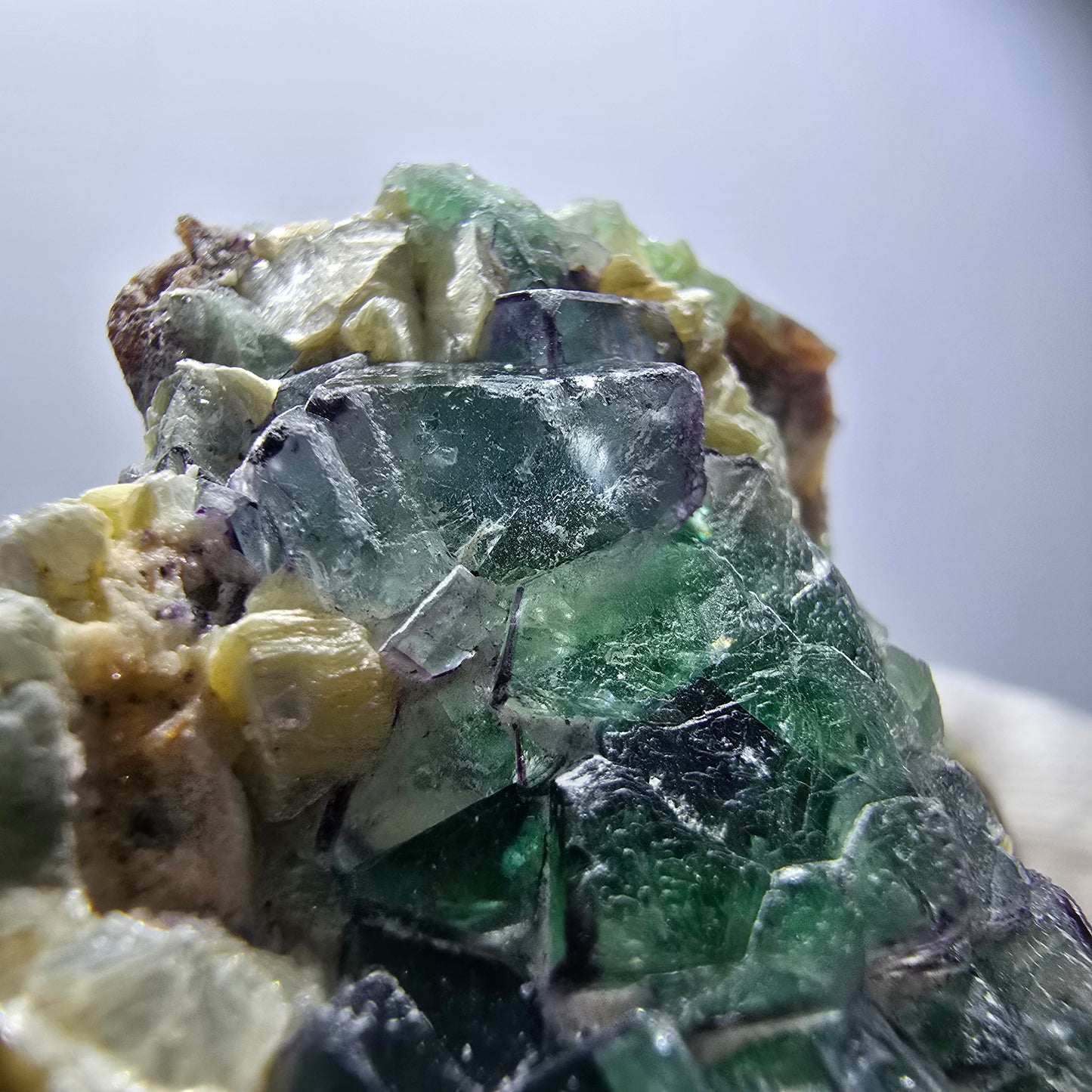 Rares cubes de fluorite fantôme, hyalite et spécimen de muscovite, Erongo, Namibie, 69 x 51 x 47 mm 