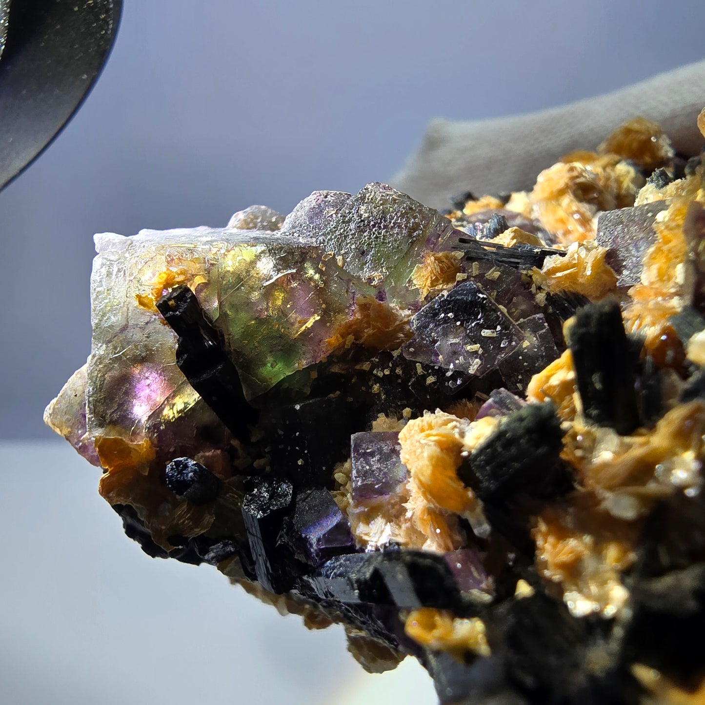 Fluorite fantôme colorée, tourmaline schol, hyalite, muscovite, Erongo, Namibie, 114 x 84 x 50 mm 