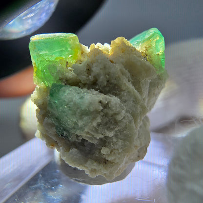 Spécimen de tourmaline Schorl et d'orthose cubique de fluorite fantôme, Erongo, Namibie, 20 x 17 x 16 mm 