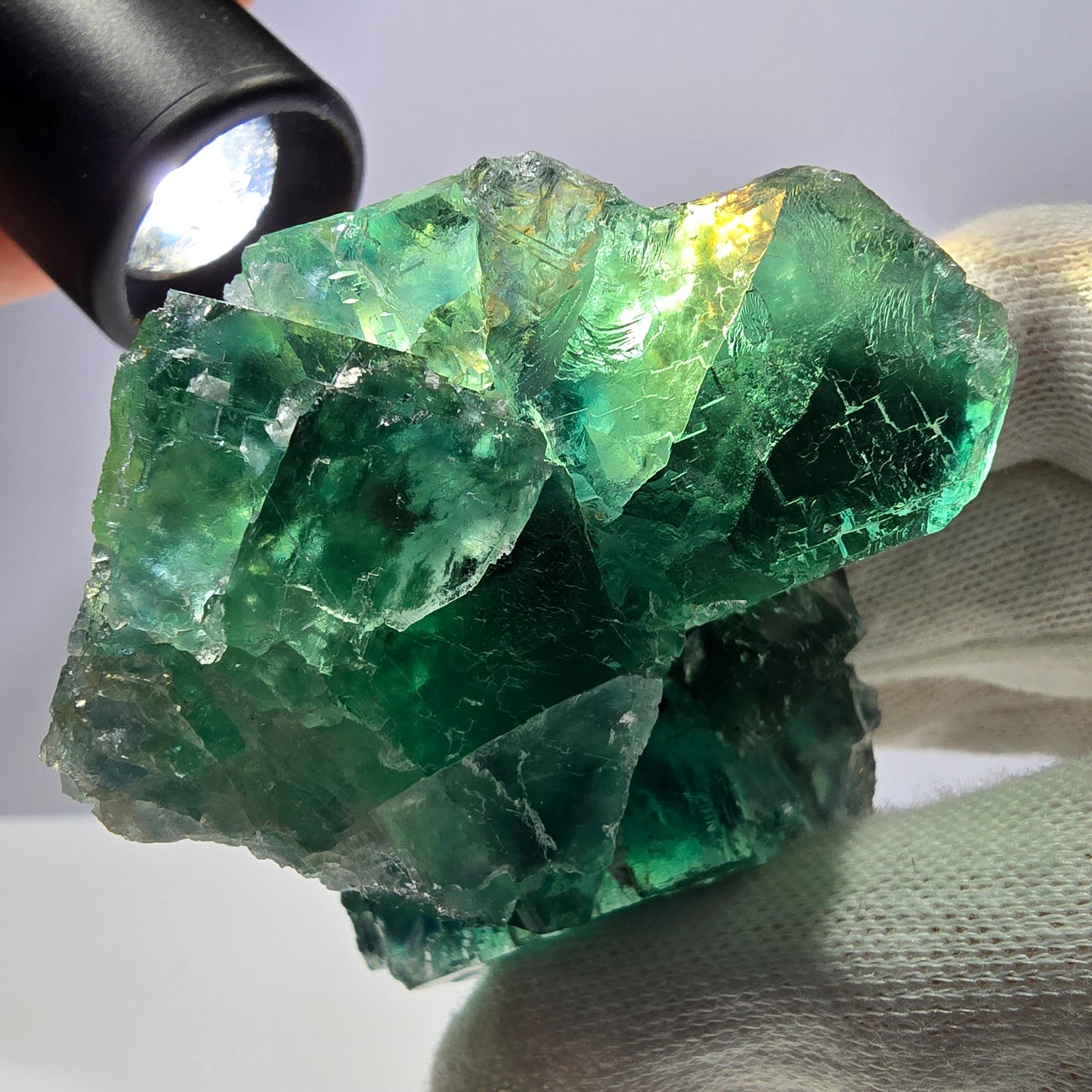 Grand spécimen de cube de fluorite fantôme, parqueté vert Okorusu, Namibie, 85 x 61 x 34 mm 