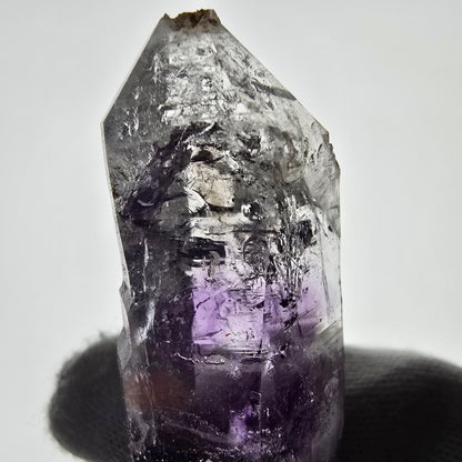Sceptre fantôme squelette en améthyste, poche Saint-Valentin, Goboboseb, Namibie, 79 x 24 x 15 mm 