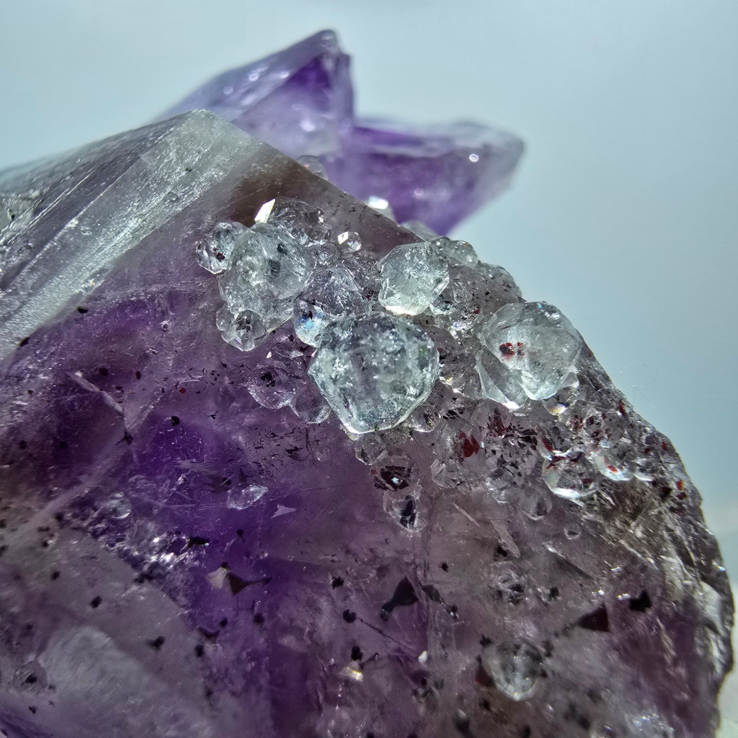 Harlekin Phantom Amethyst mit Analcim Stufe Streep Mine Gobob Namibia 66*54*35mm