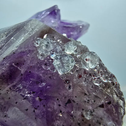 Harlekin Phantom Amethyst mit Analcim Stufe Streep Mine Gobob Namibia 66*54*35mm