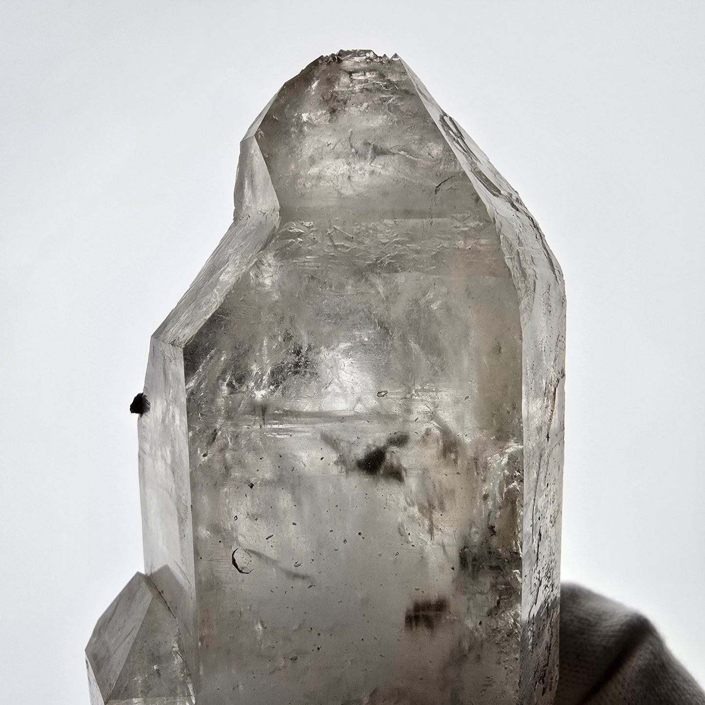 Sceptre DT en quartz fumé squelette Enhydro, poche Valentine en calcite UV, Namibie 153 x 62 x 39 mm 