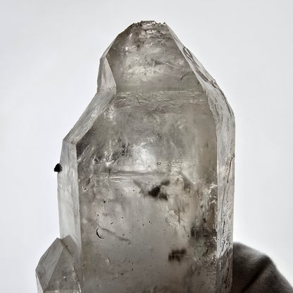 Sceptre DT en quartz fumé squelette Enhydro, poche Valentine en calcite UV, Namibie 153 x 62 x 39 mm 