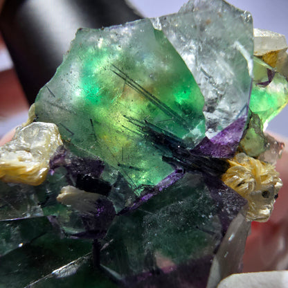Cube de fluorite fantôme, zonal, muscovite, spécimen de tourmaline Schorl, Erongo, Namibie, 39 x 28 x 22 mm 